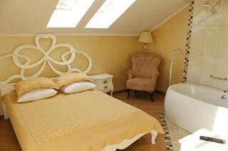 Гостиница Геркулес Зеленоградск Улучшенный номер с кроватью размера «king-size»-5